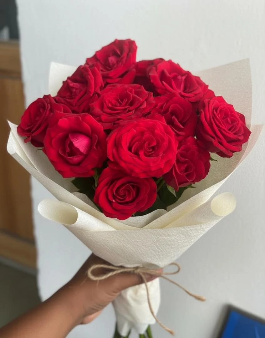 Bouquet "Gala de 17 Rosas" Astra Bloom 🌹✨'s foto | Floristería Astra Bloom |  BizneCubano